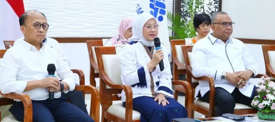 Menaker Ida Fauziyah (tengah) dalam konferensi pers sosialisasi kebijakan pembayaran Tunjangan Hari Raya (THR) Keagamaan Tahun 2023 di Jakarta, Selasa (28/3/2023).
