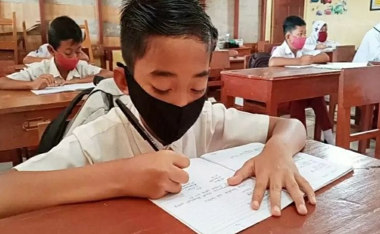 Murid SD mengikuti kegiatan pembelajaran tatap muka di Batang. 