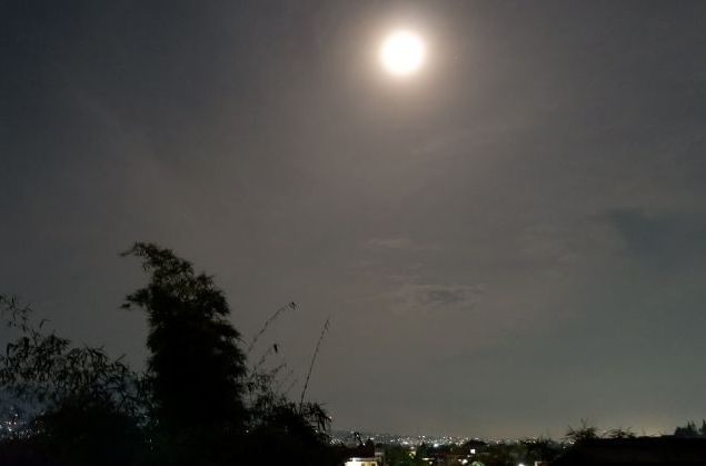 Bulan purnama dilihat dari kawasan perbukitan Pasir Cina atau Cikadut Kecamatan Mandalajati Kota Bandung.