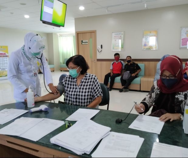 Anggota Ikatan Notaris Indonesia Banyumas dan IPPAT Banyumas menjalani proses vaksinasi Covid-19