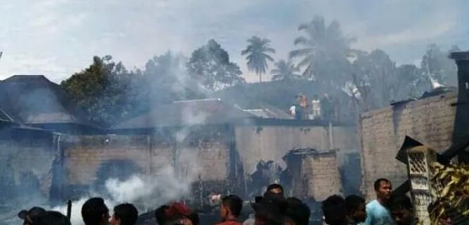 Empat rumah Gadang di Kawasan Saribu Rumah Gadang, Nagari Koto Baru, Kec. Sungai Pagu, Kab. Solok Selatan, Sumatera Barat, terbakar. Warga mencoba memadamkan api, Minggu 26 Maret 2023/ ANTARA/HO-Damkar Solok Selatan