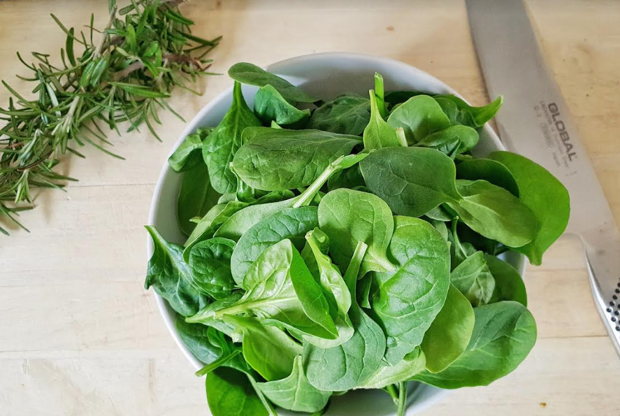Sarapan sehat dengan sayuran hijau seperti bayam merupakan makanan rendah karbohidrat dan kaya akan vitamin dan mineral yang bisa membantu diet penurunan berat badan Anda.