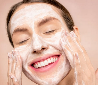 Cuci muka secara rutin untuk mendapat kulit glowing dan sehat