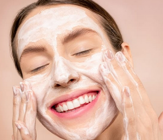 Ilustrasi memilih sabun cuci muka yang sesuai dengan jenis kulit.