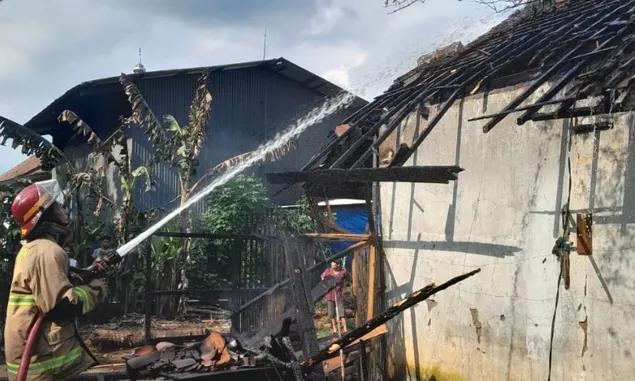 Tinggalkan Dapur Saat Masak Air, Rumah Semi Permanen Warga Cilacap Habis Terbakar