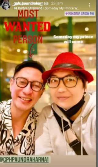 Paundra berfoto dengan salah seorang temannya dan diunggah di instagram story dengan keterangan caption besar dan mencolok "most wanted person"