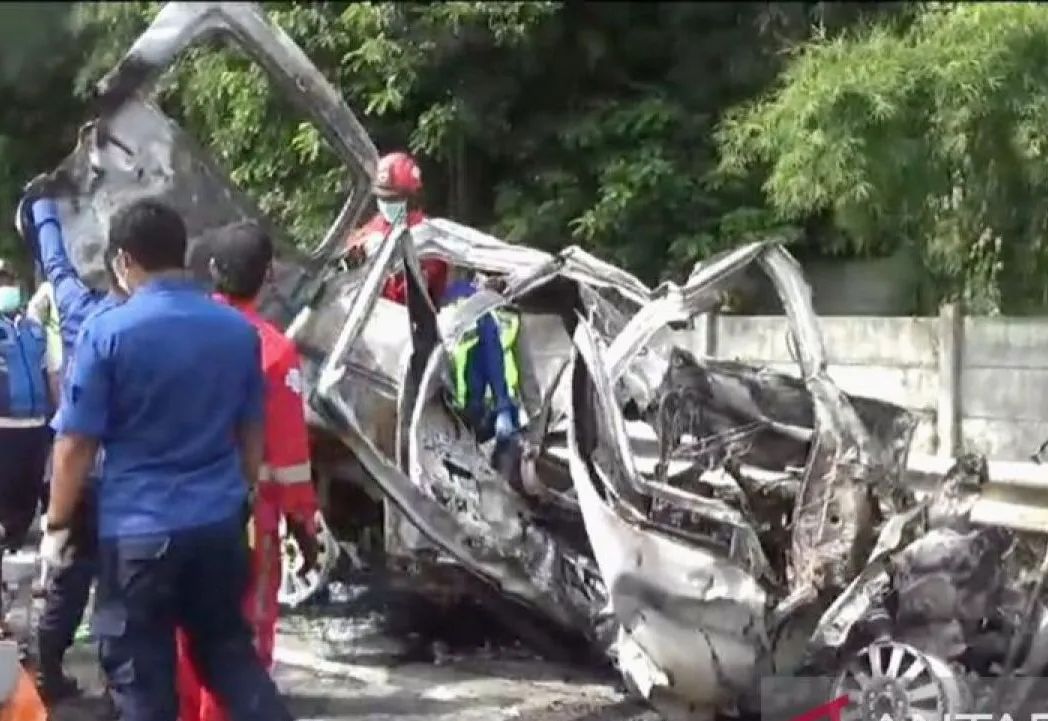 Kondisi mobil Grand Max yang terbakar dalam kecelakaan di KM 58 jalan Tol Jakarta-Cikampek (Iapek). Sebanyak 9 orang dilaporkan mninggal dunia dengan tubuh penuh luka bakar. 