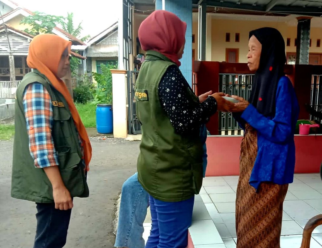 Relawan Jabar Bergerak Kota Banjar saat menyerahkan langsung nasi box kepada lansia di Desa Raharja, Kecamatan Purwaharja, Kota Banjar, Sabtu (16/3/2024).