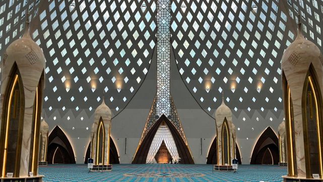 Kondisi ruang utama Masjid Al Jabbar Senin, 20 Maret 2023.