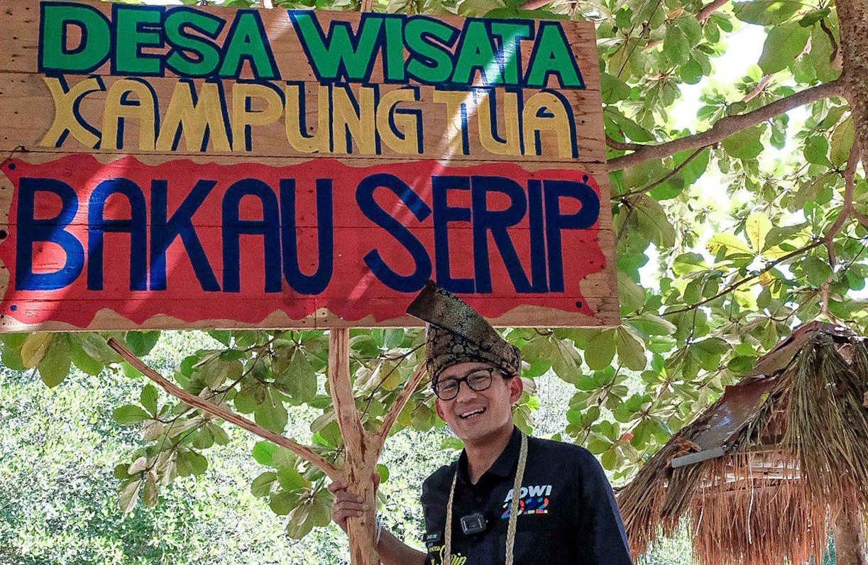 Menparekraf Sandiaga Uno mengunjungi Desa Wisata Kampung Tua Bakau Serip di Nongsa, Kota Batam, Selasa, 31 Mei 2022.