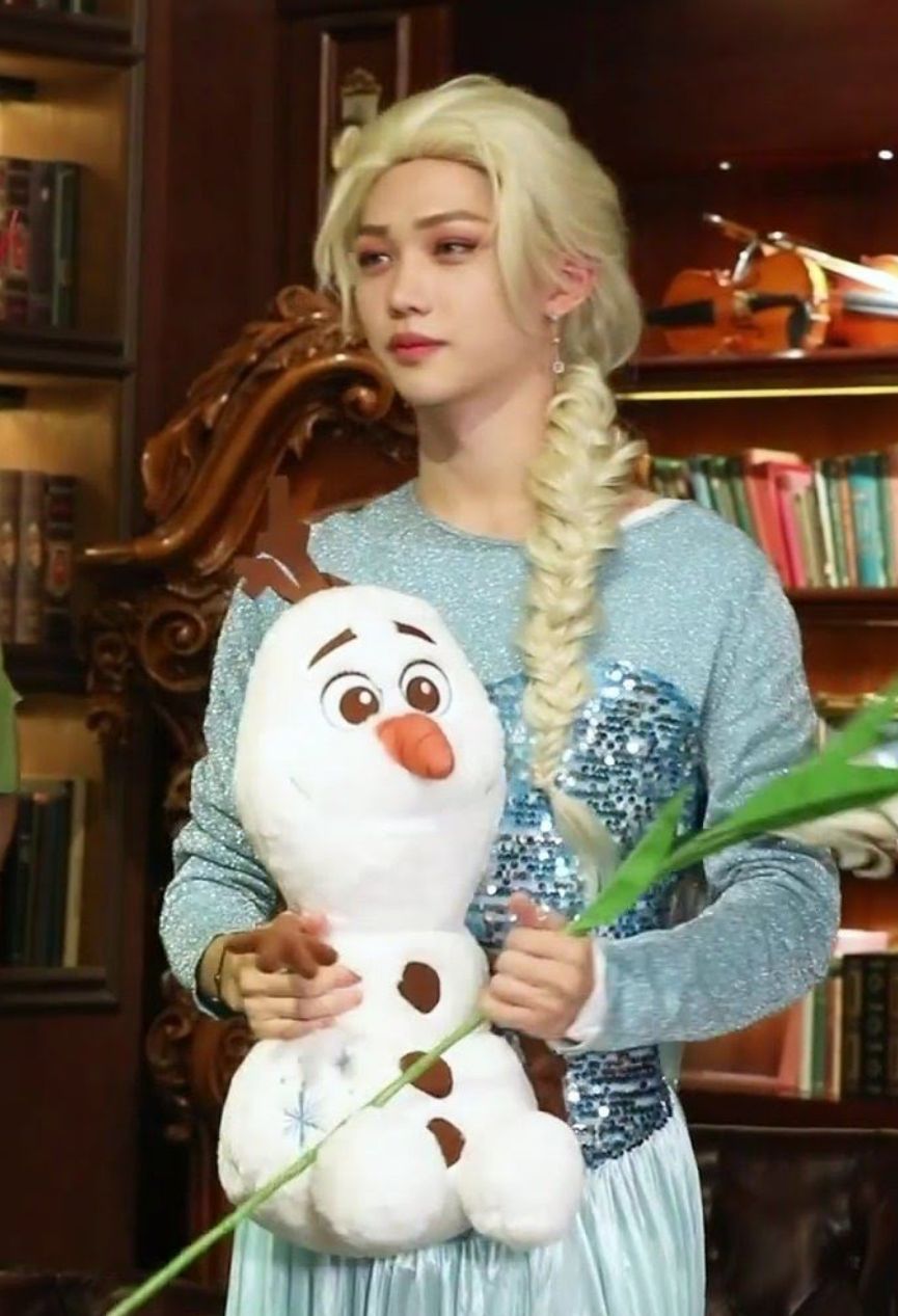  Felix Stray Kids sebagai Elsa frozen