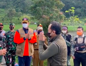 Kepala BNPB Doni Monardo dan Wali Kota Bogor Bima Arya di nol kilometer Sungai Ciliwung, Puncak Bogor, Jawa Barat, Selasa 20 Oktober 2020.*