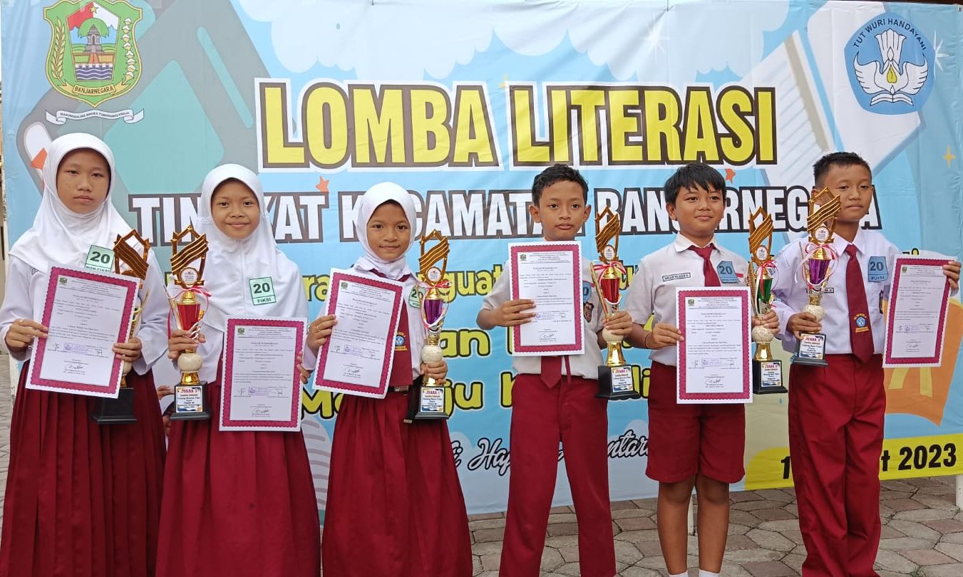 enam siswa SDN 4 Krandegan, Banjarnegara borong piala kejuaraan dalam lomba literasi tingkat Kecamatan Banjarnegara pada Senin 13 Maret 2023