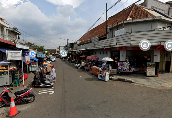 Pertigaan Jalan Ahmad Yani depan Pasar Kosambi-Jalan Cipaera Bandung, pada masa kini. dahulu pernah banyak penjual keliling kasur kapuk.