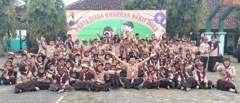 Peserta Pesta Siaga Kecamatan Rakit meluapkan kegembiraan setelah berhasil menjadi yang terbaik
