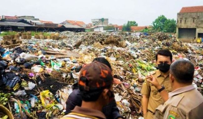 Wakl Bupati Bandung H. Sahrul Gunawan berdialog langsung dengan penaggungjawan Pasar Banjaran Kabupaten Bandung dengan latarbelakang lautan sampah.