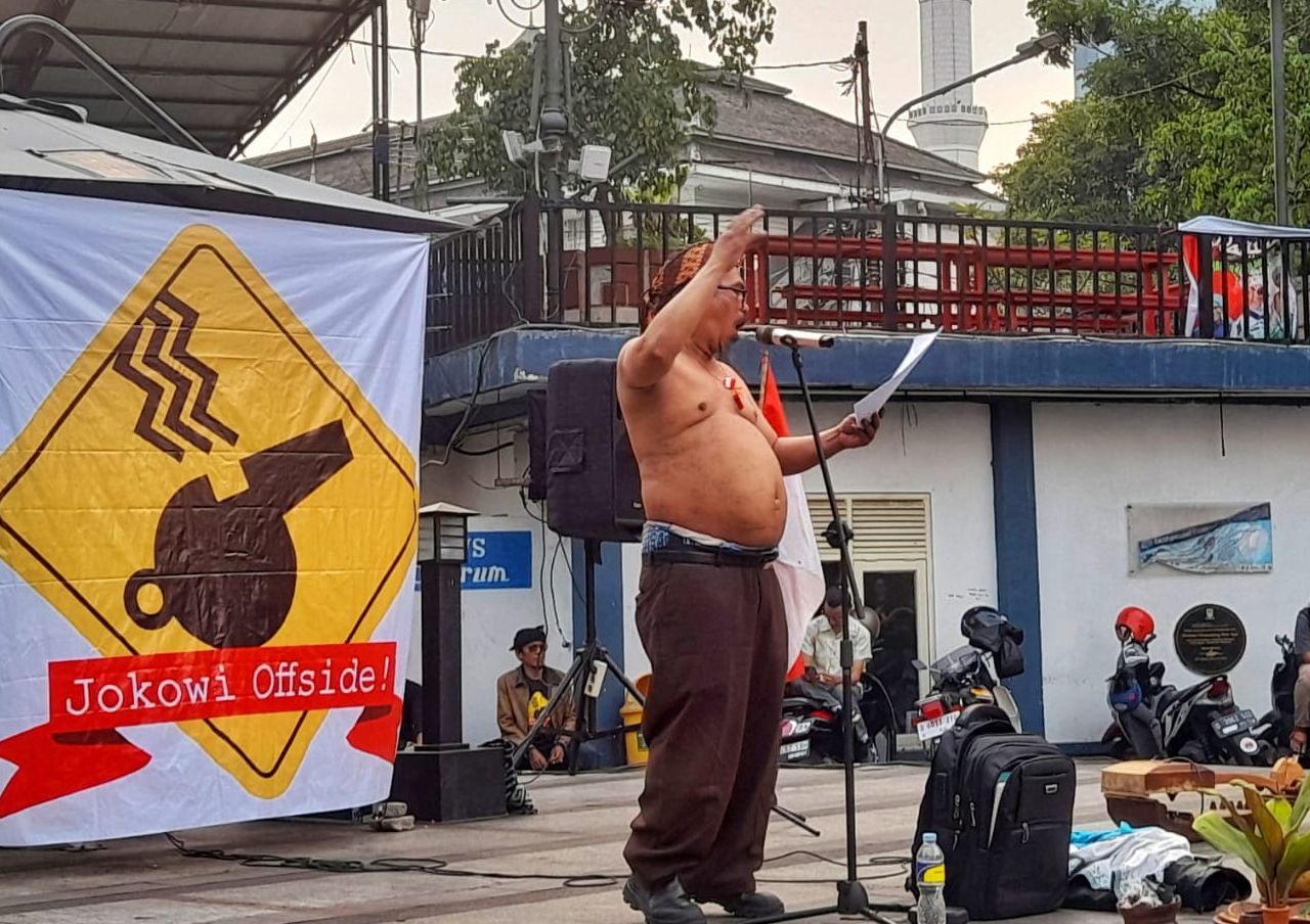 Seniman dan budayawan Gusjur Mahesa  saat membaca puisi di acara Gerakan Jokowi Offside di Cikapundung River Spot dengan latarbelakang panggung peluit sebagai simbol keprihatinan seniman dan budayawan Kota Bandung akan kondisi di negeri ini.