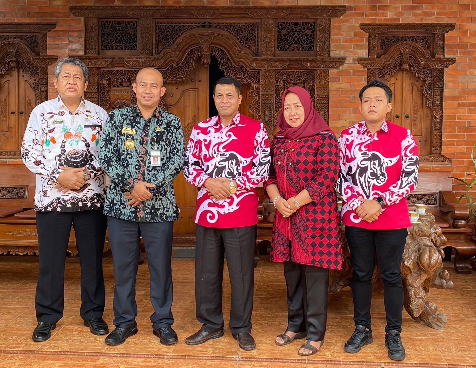Ketua DPC PDI Perjuangan (PDIP) Kabupaten Pemalang, Dr H Junaedi SH MM menerima kedatangan Bupati Pemalang, Mukti Agung Wibowo yang membawa undangan menghadiri acara Hari Jadi ke-447 Kabupaten Pemalang, pada Kamis 20 Januari 2022.