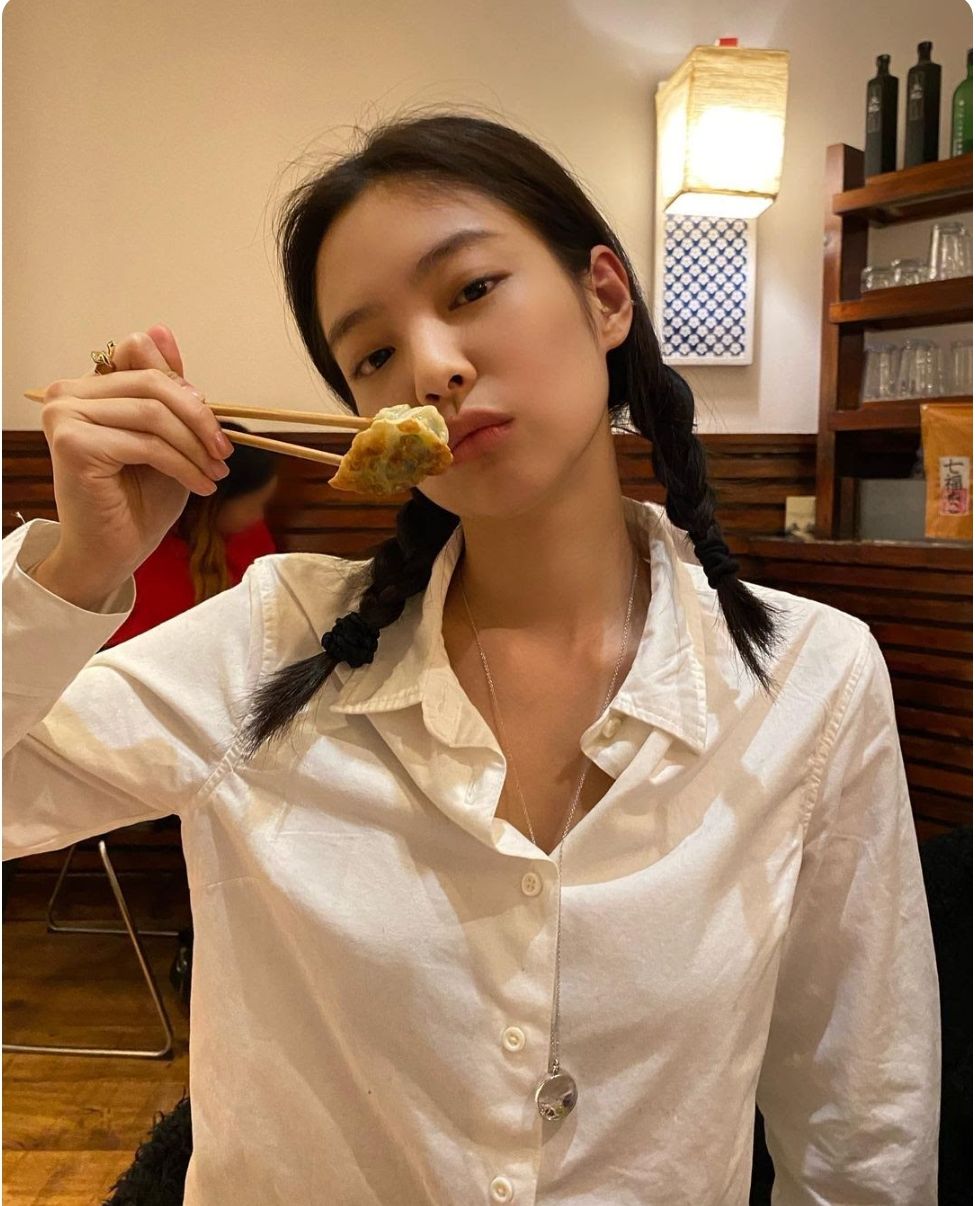Jennie makan pangsit