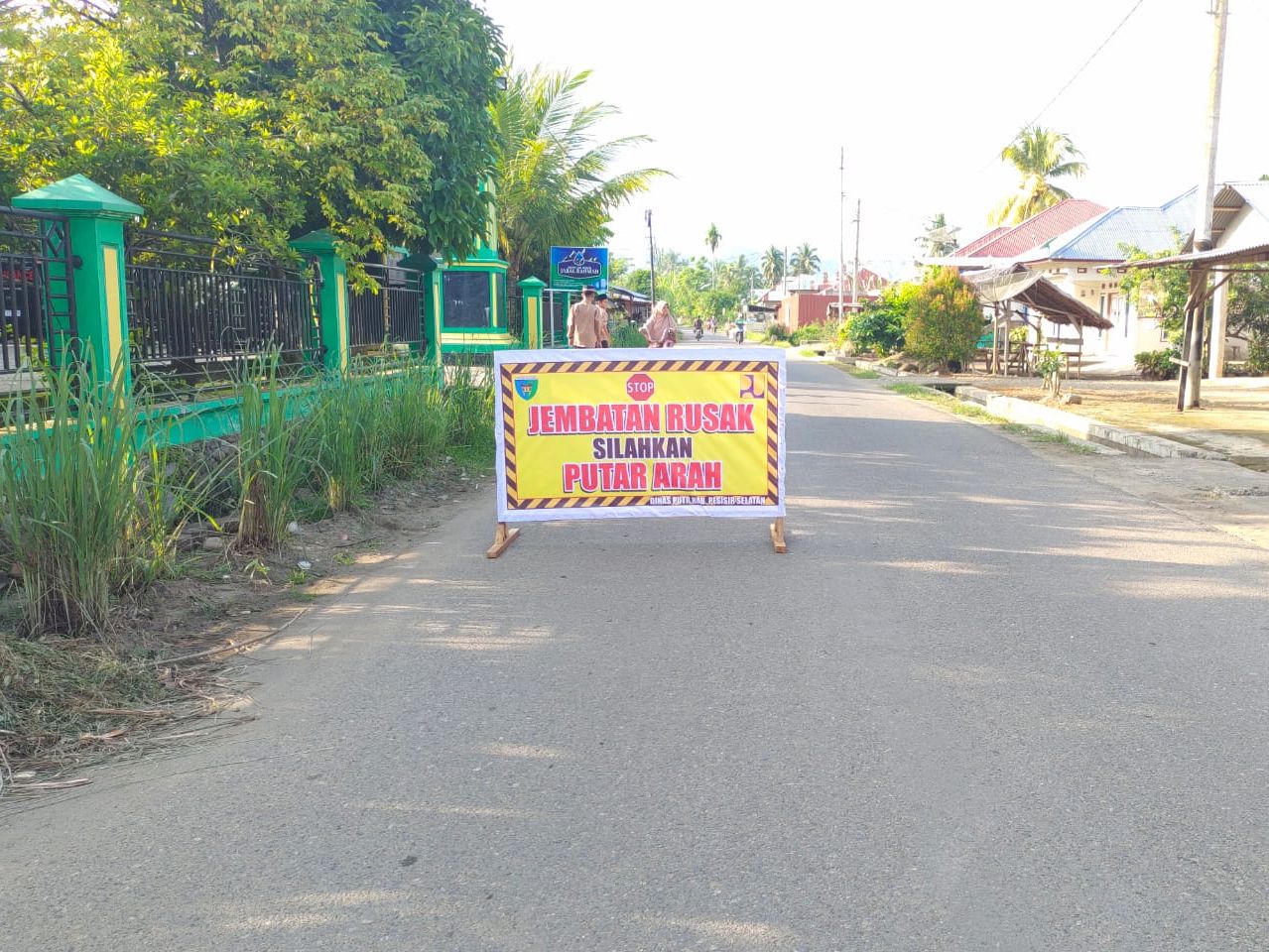 Himbauan tidak menggunakan akses jembatan Ujuang Tanjung di Nagari Salido, Kecamatan IV Jurai, Kabupaten Pesiri Selatan, Sumatera Barat / marawatalk / ist
