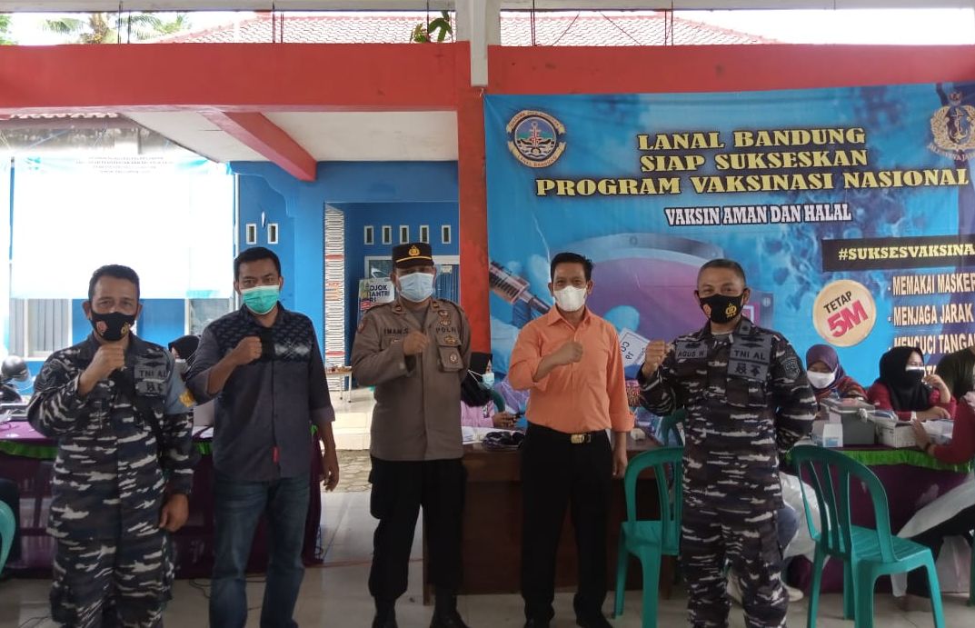 Pelaksanaan Serbuan Vaksinasi Masyarakat Maritim lanal Bandung.