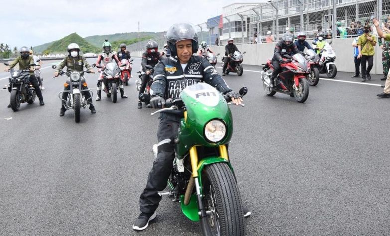 Presiden Jokowi menjajal aspal Sirkuit Mandalika dengan menggunakan motor balap modifikasi.
