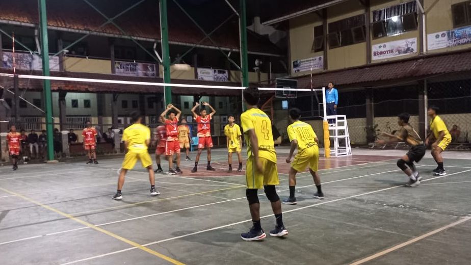 Pertandingan Semifinal Kujuaraan Bola Voli Antar Club PBVSI Banjarnegara U-15 Tahun 2022