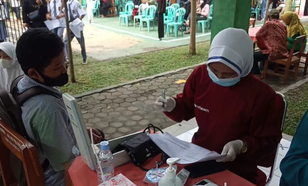 Siswa SMK Maarif NU 1 Wangon menjalani vaksinasi covid 19, hari Selasa 19 Oktober 2021.