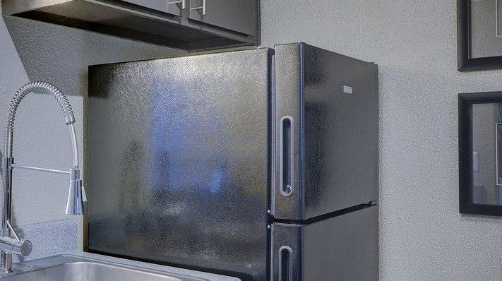 Ilustrasi dapur apartemen yang memiliki lemari es.