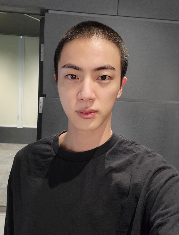 Jin BTS dengan tampilan rambut terbarunya jelang dinas militer 