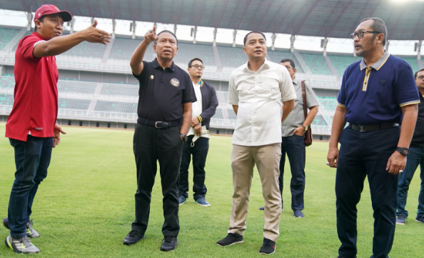Menpora Zainudin Amali saat meninjau langsung Stadion Gelora Bung Tomo (GBT), Surabaya, Sabtu (15/10/2022). 