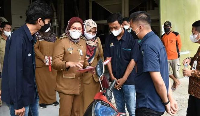 Tegas, Bupati Indramayu, Nina Agustina perintahkan jajarannya mengevaluasi keberadaan minimarket.