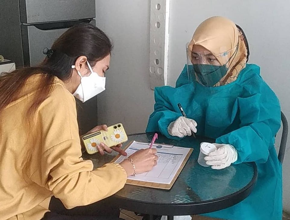 Salah satu penghuni sedang menjalani tes urin dalam operasi razia deteksi dini narkoba oleh BNNK Banyumas pada sejumlah hunian kos di Purwokerto, 18 Oktober 2021. / BNNK Banyumas