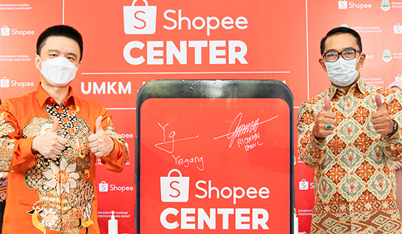 Penandatanganan papan simbolis Shopee Center oleh Ye Gang selaku Co-founder dan Group Chief Operating Officer, Sea (kiri) bersama Gubernur Jawa Barat Ridwan Kamil (kanan).