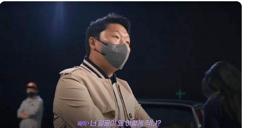 Psy heran dengan wajah kecil Song Joong Ki