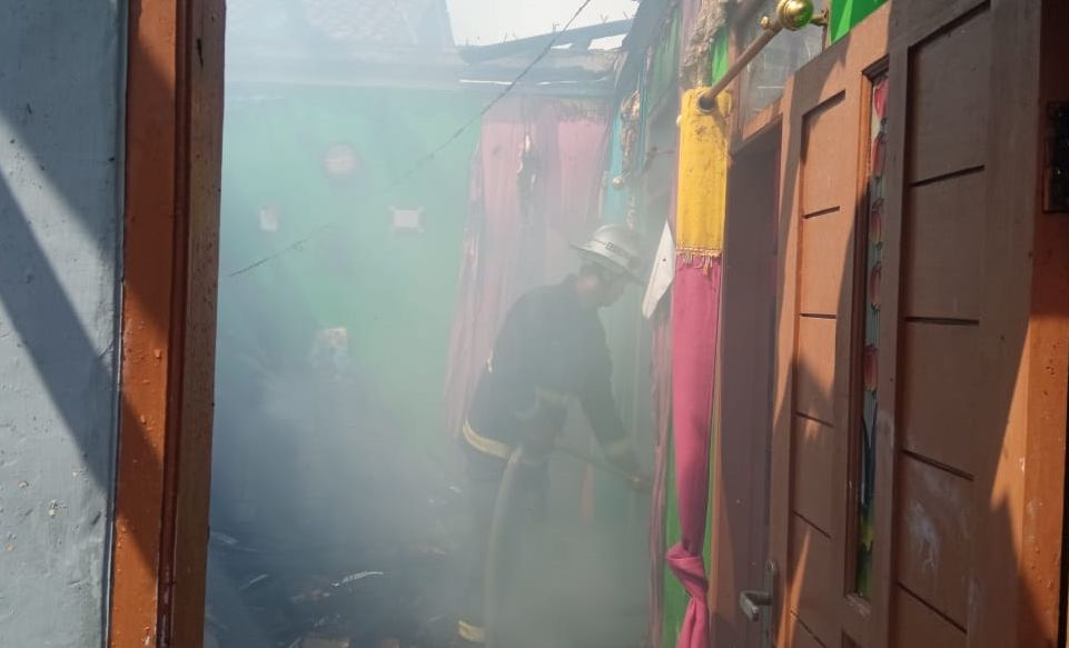 Sebuah rumah yang terletak di Kampung Cikeueus RT 04/RW 04, Kelurahan Cigondewah Hilir, Kecamatan Margaasih, Kabupaten Bandung terbakar pada Sabtu 13 Maret 2021 siang. 