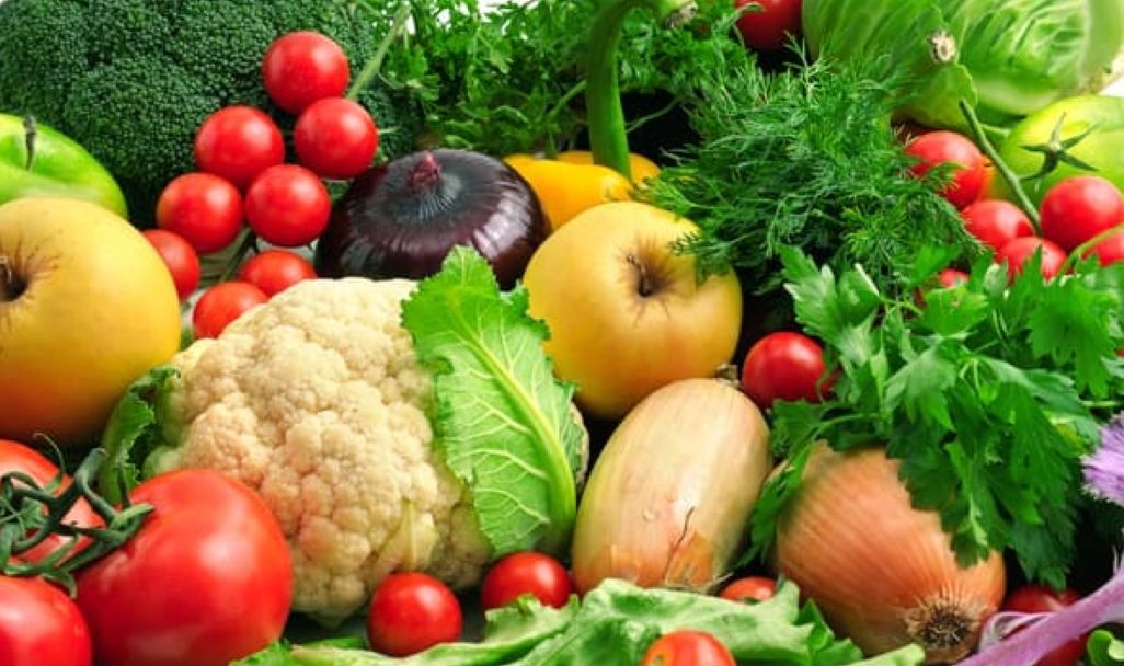Buah dan sayuran, nggak cuma soal vitamin. Kandungan airnya juga mencegah sembelit, dan menjaga keseimbangan elektrolit