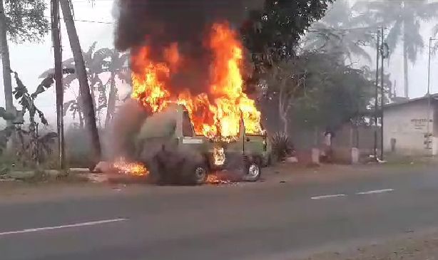 BREAKING NEWS! Sebuah Mobil Terbakar di Bantar, Jalan Nasional Banyumas-Banjarnegara pada Rabu 12 Juli 2023