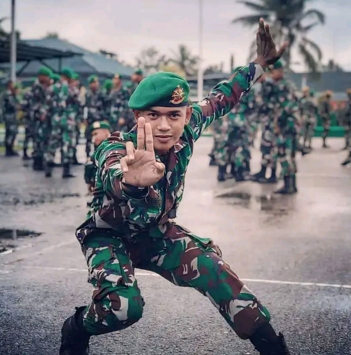 Foto seni bukaan pencak silat PSHT yang diperagakan oleh salah satu anggota TNI
