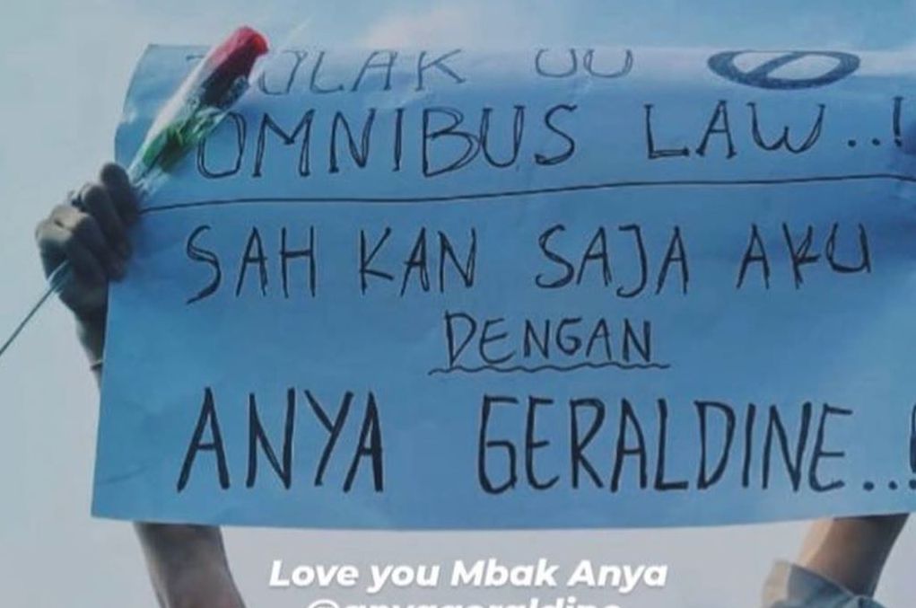 Spanduk Demo Omnibus Law Bertuliskan Anya Geraldine Ini Nyeleneh dan Bikin Ngakak