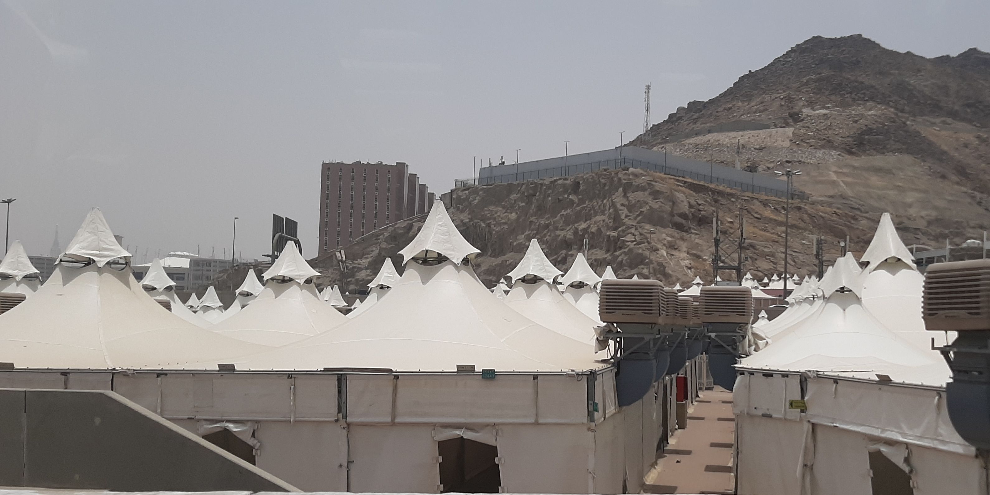 Ilustrasi tenda-tenda di Mina untuk fase puncak haji.