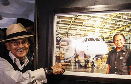 BJ Habibie menunjukan foto dia bersama pesawat hasil karyanya N250 "Gatotkaca: usai membuka pameran foto "Cinta Sang Inspirator Bangsa Kepada Negeri" di Museum Bank Mandiri, Jakarta, Minggu 24 Juli 2016.*/ANTARA