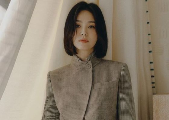 Song Hye Kyo dengan gaya rambut pendeknya.