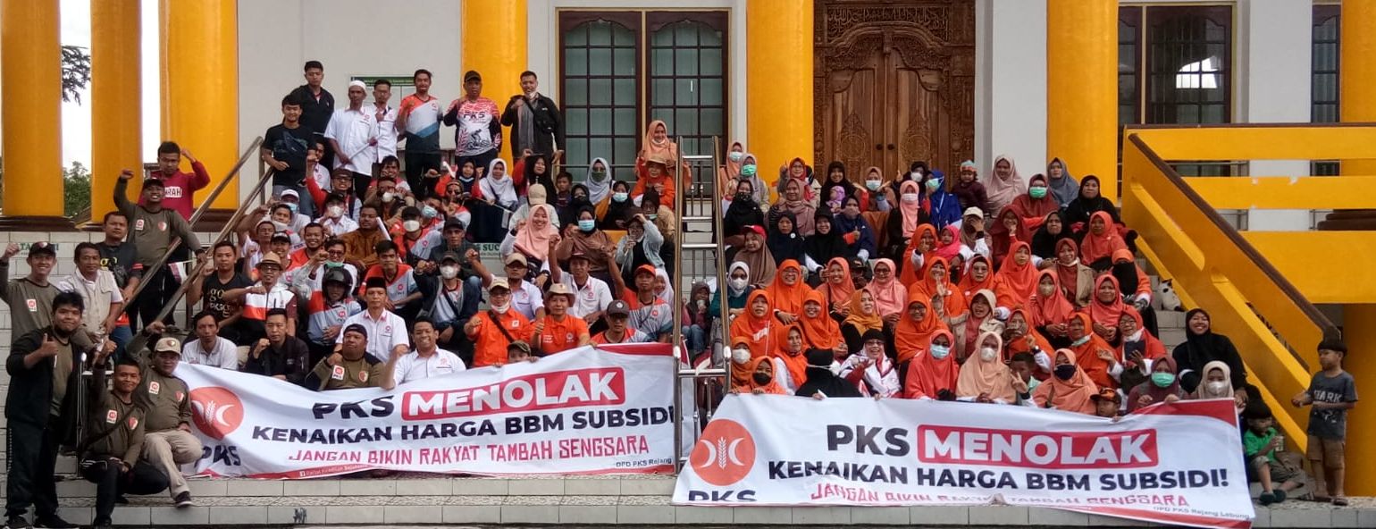 - Ratusan massa PKS (Partai Keadilan Sejahtera) melakukan aksi Longmarch dari Masjid Agung hingga ke Bundaran Dwi Tunggal Curup, Sabtu 10 spetember 2022.