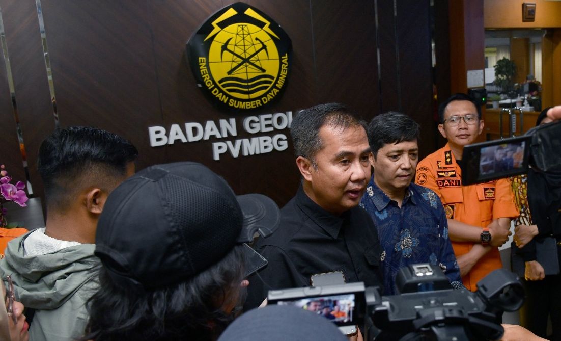Pj Bey Machmudin saat mengunjungi Badan Geologi Kementerian Energi dan Sumberdaya Mineral, di Jalan Diponegoro, Kota Bandung pada Jumat 8 Desember 2023.