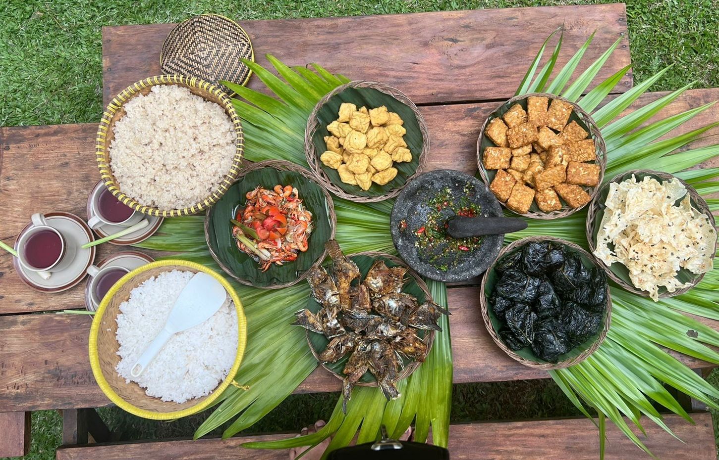 Salah satu menu makanan khas ndeso yang ditawarkan di Curug Pletuk Pesangkalan, Banjarnegara