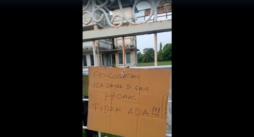 Pengumuman yang ditempel di gerbang GRIS: Pengobatan Ida Dayak di GRIS Semarang adalah hoax