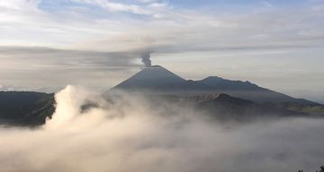 Semeru Erupsi Lagi Warga Dan Tim Sar Berlarian Pikiran Rakyat Com