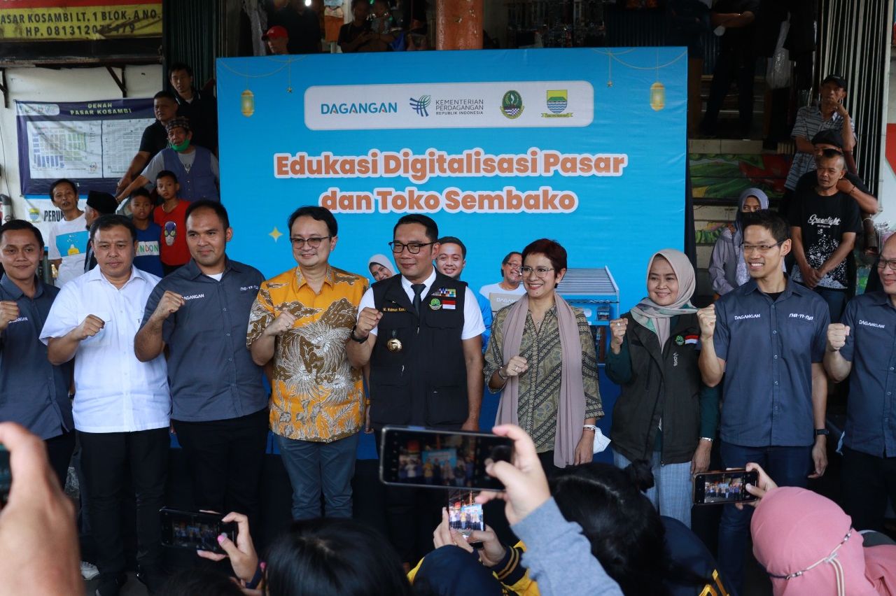 Gubernur Jawa Barat Ridwan Kamil (tengah) mendampingi Wakil Menteri Perdagangan di Pasar Kosambi Kota Bandung, Sabtu 15 Aprl 2023.