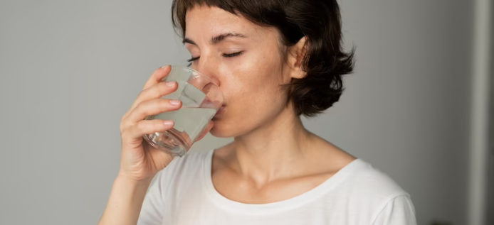 Ilustrasi - Minum Air Hangat sebelum Sahur Bisa Menurunkan Berat Badan? Simak Penjelasan dan Caranya